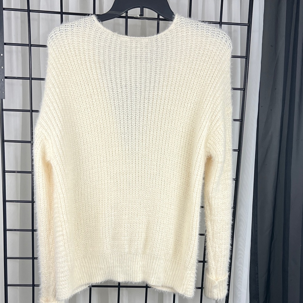NWT No Boundaries Cream V-Neck Sweater with Pearl Accents - Picture 9 of 10